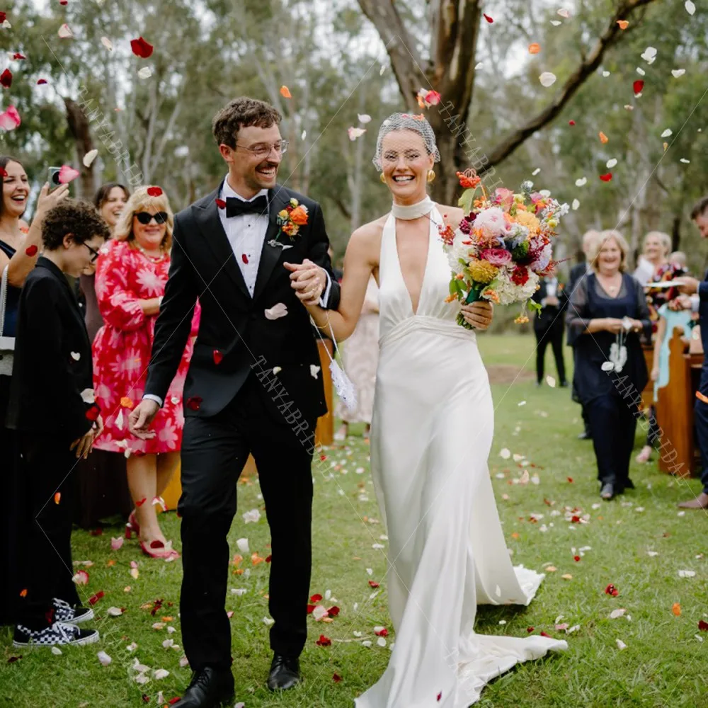 Мягкое атласное свадебное платье с глубоким V-образным вырезом и открытой спиной