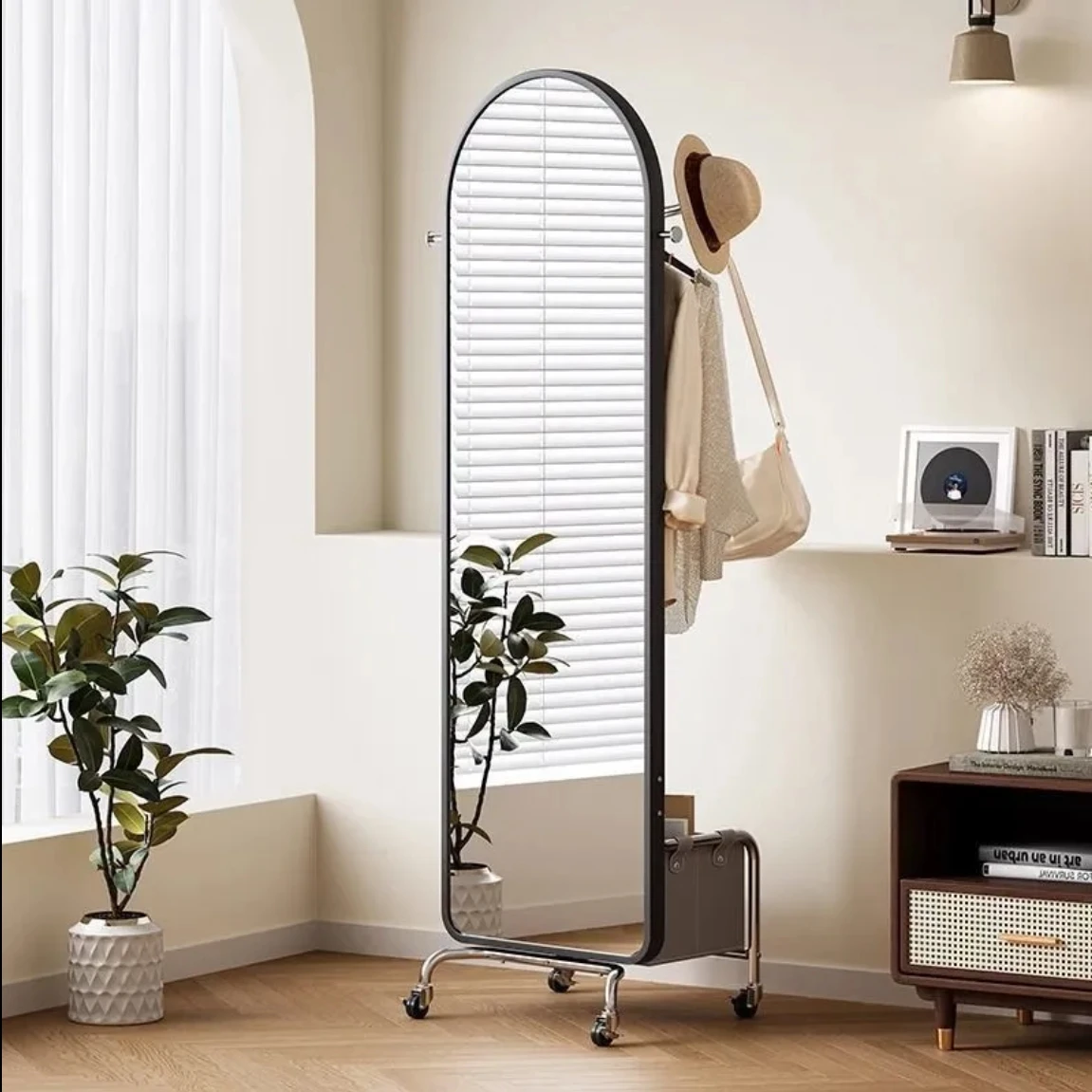 Вешалка для пола многофункциональная вращающаяся подставка одежды с колесами