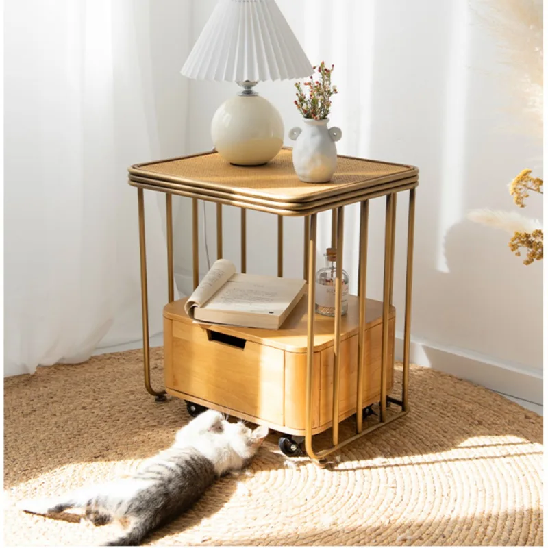 

Японский ротанговый тумбочка, железная Двухуровневая прикроватная тумбочка, удобный журнальный столик с роликами, мебель для гостиной