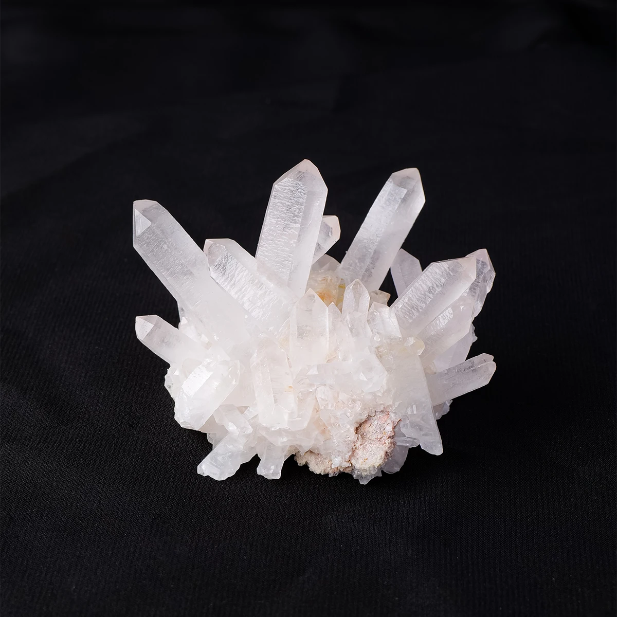 

Белый кристаллический кластер