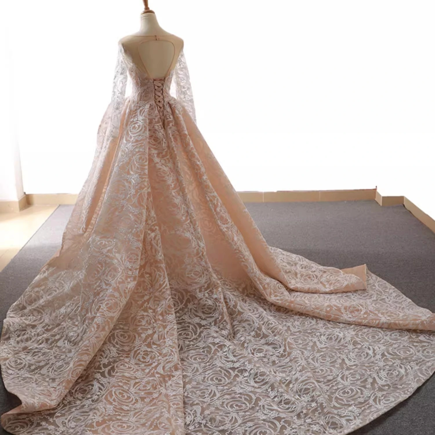 Платье свадебное с длинным рукавом и юбкой-годе со шлейфом