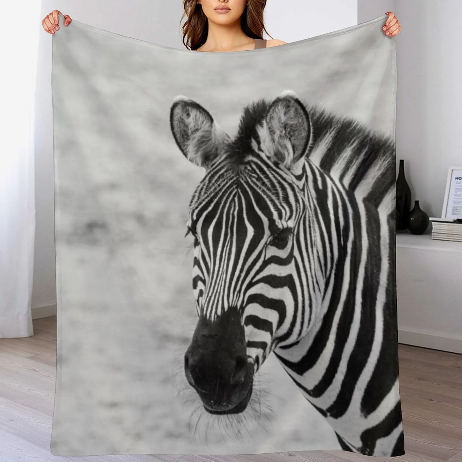 Зебра в однотонном одеяле