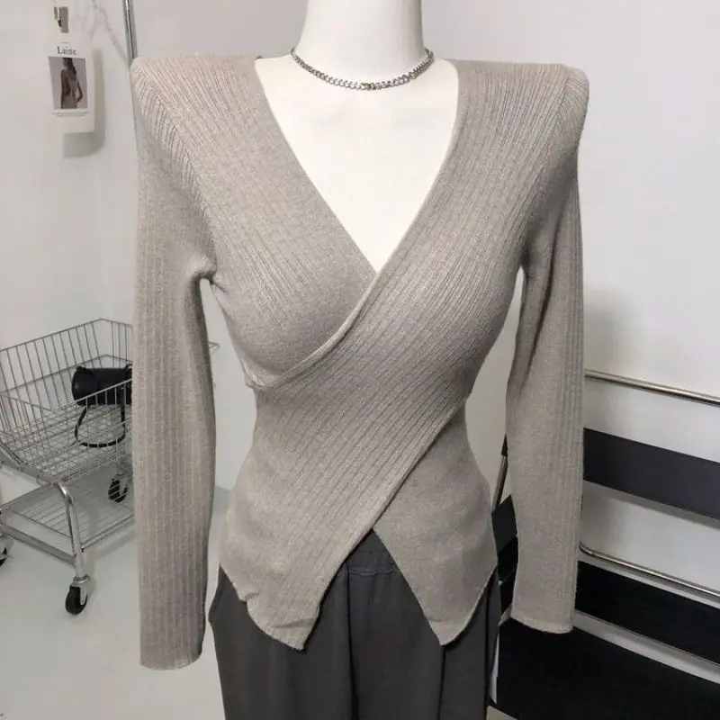 

Трикотажная рубашка с V-образным вырезом и длинным рукавом