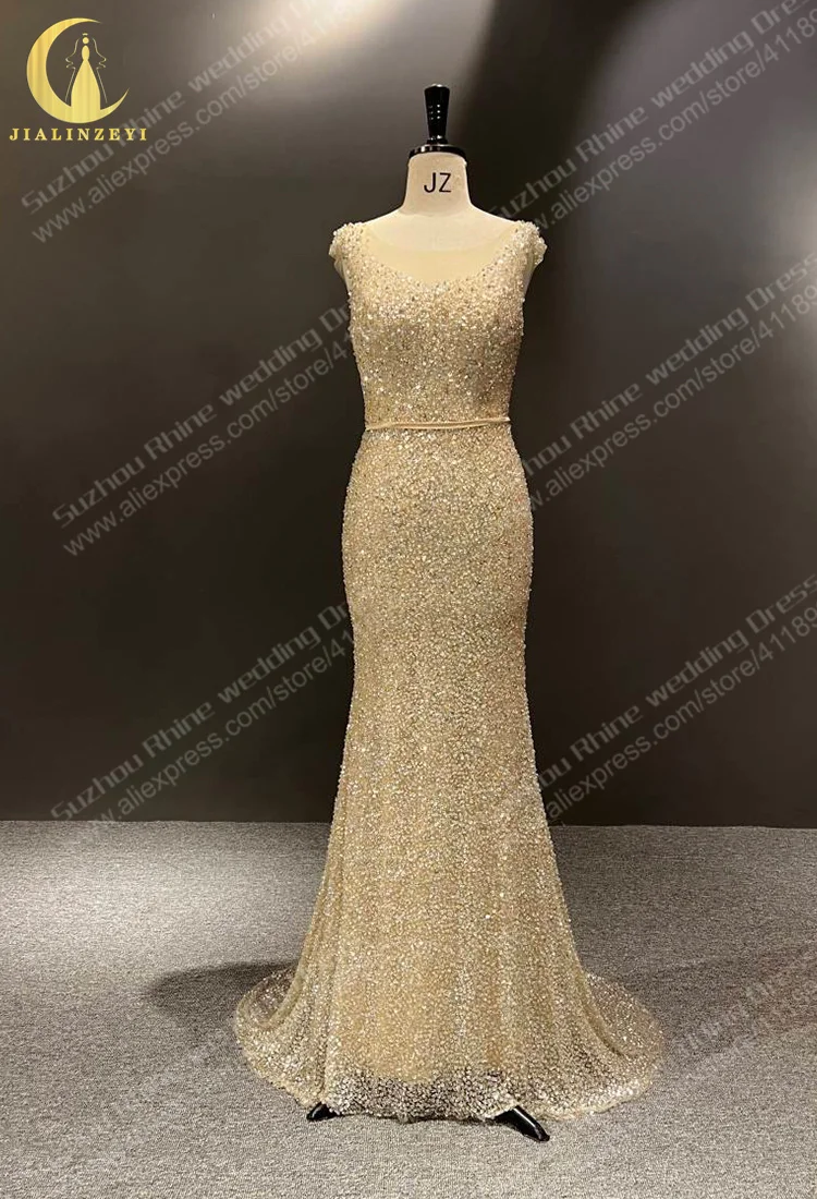 Рисунок 2 - Женское платье с блестками и ю