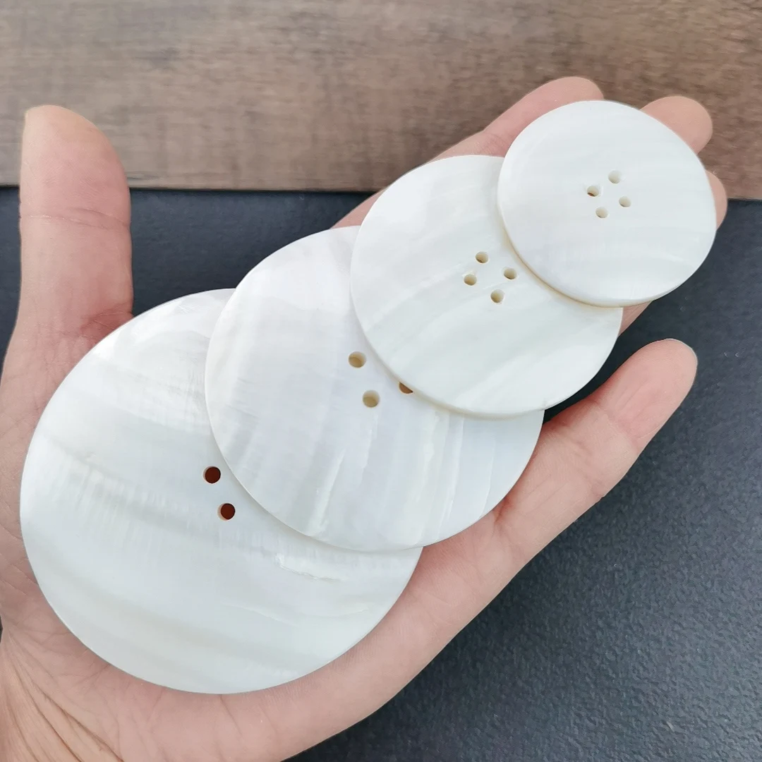 Швабра с перламутром круглая из натуральной ракушки белая 2 и 4 отверстиями