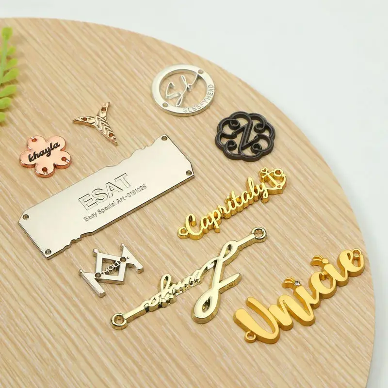 

Женская Брошь с золотым покрытием и магнитным орнаментом на присоске