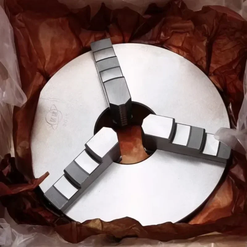 Четырехкулачковый патрон центра регулировки с одной губкой торт тремя зажимами