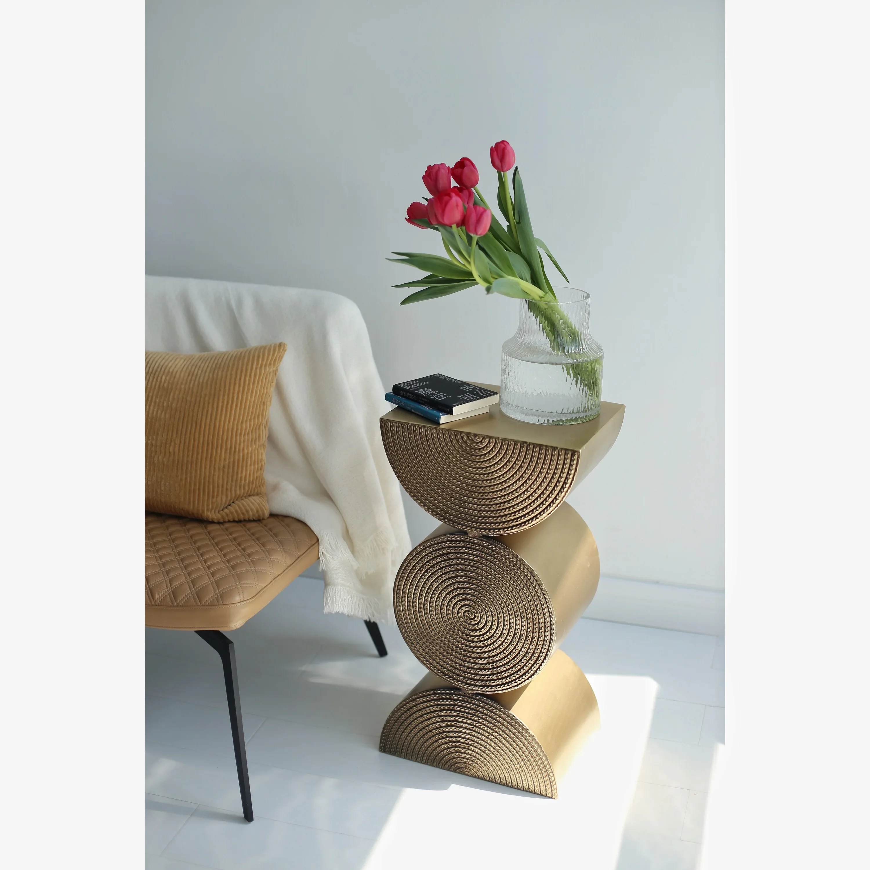 Дизайнерский диван в скандинавском стиле для гостиной минималистичный