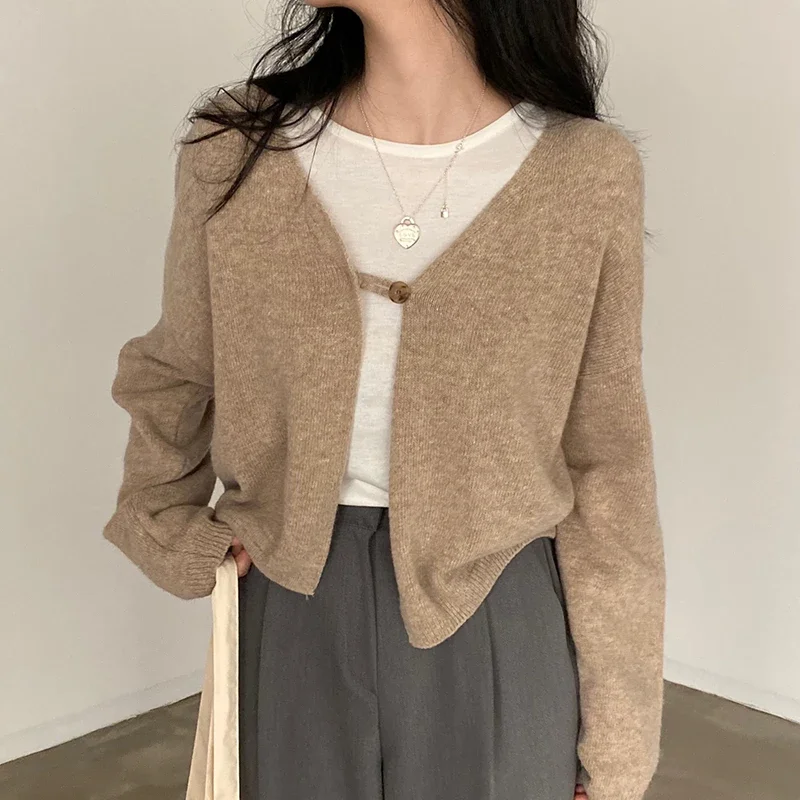 Простой однотонный вязаный кардиган с длинными рукавами и v-образным вырезом