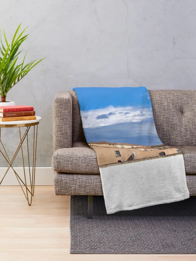 Старые церковные и здания городской пейзаж в Оддини Италия пледы диваны для зимы