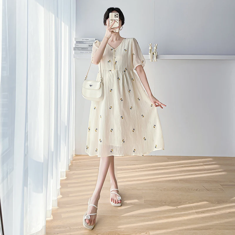 w ciąży Letnia moda Słodka haftowana sukienka z dekoltem szpic Puff Sleeve V-Neck Kwiatowa plisowana Ciążowe sukienki wakacyjne