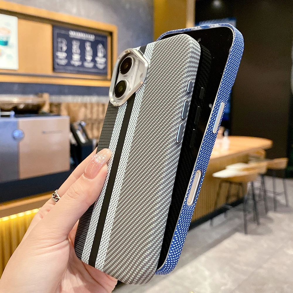 Магнитный чехол из углеродного волокна с рисунком в виде полосатых гор для iPhone 16