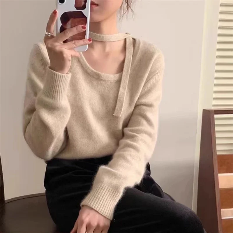 Бежевый свитер с подвесной лентой на шее и круглым вырезом толстая трикотажная