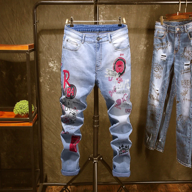 

Джинсы мужские стрейчевые, джинсы скинни в стиле хип-хоп, с графическим принтом, модные облегающие Прямые рваные брюки из денима, осень