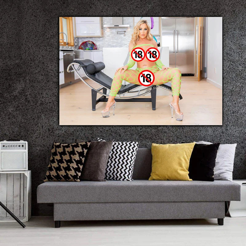 Привлекательная модель блонд сетчатые колготки картина с обнаженной девушкой