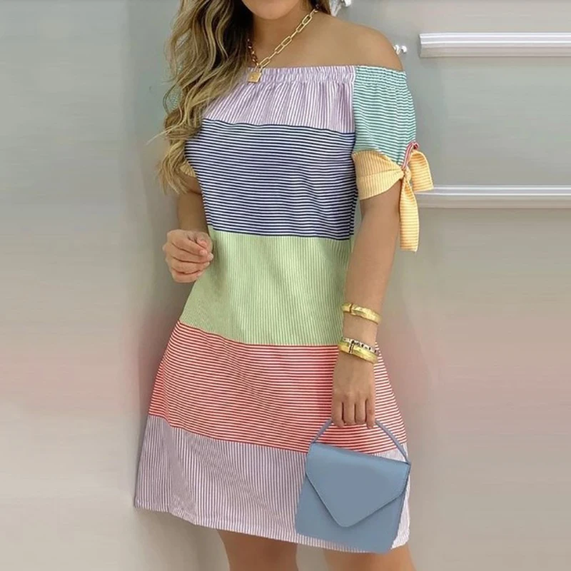 Женское летнее мини-платье с открытыми плечами и цветочным принтом