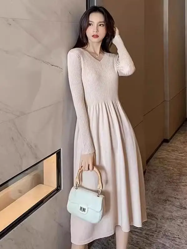 Изящное трикотажное платье с v-образным вырезом во французском стиле. Женский