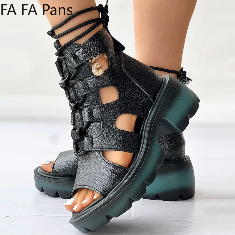 

Женские босоножки на платформе с открытым носком и шнуровкой 2023