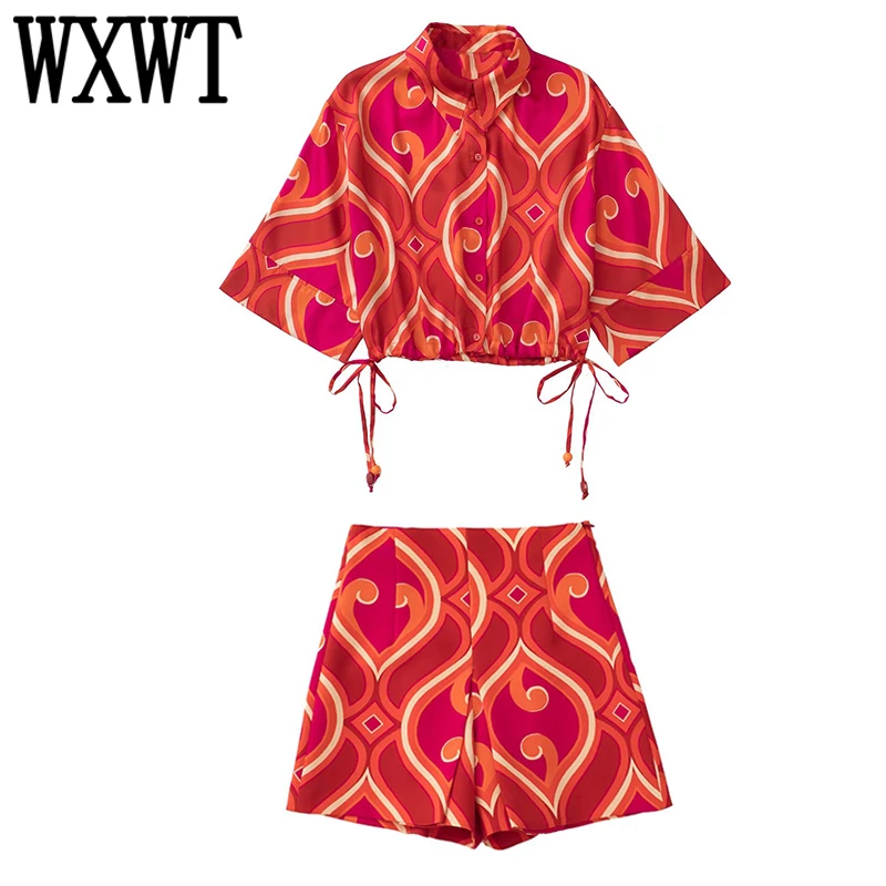 

Женская укороченная рубашка с коротким рукавом и шорты с высокой талией