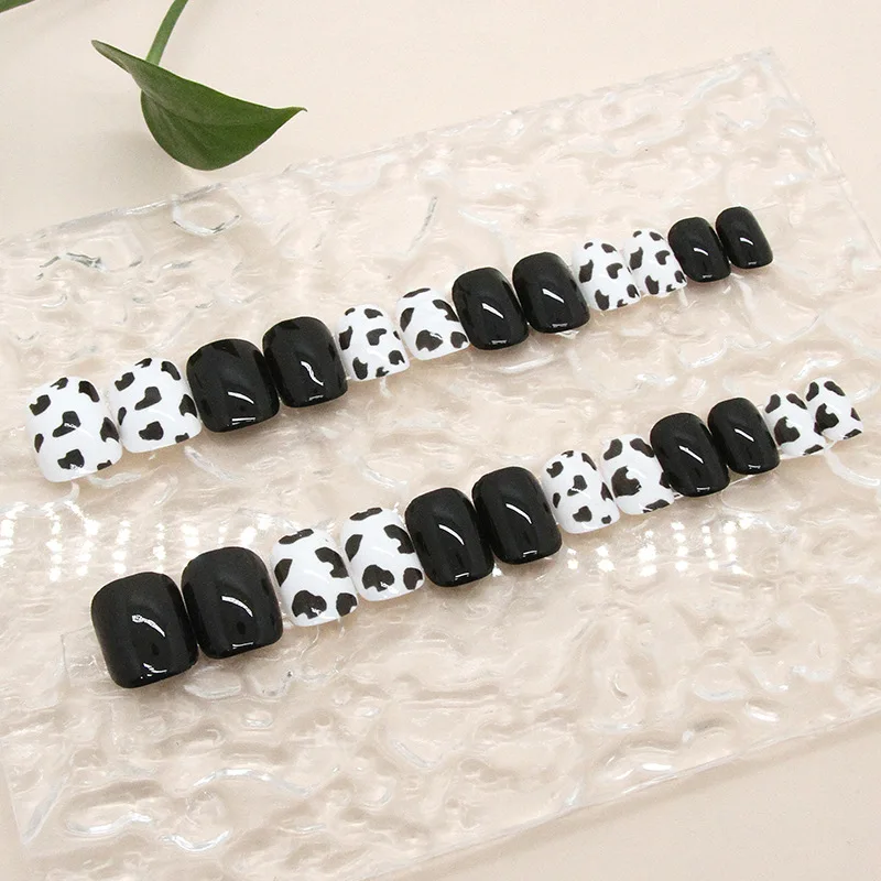 

24Pcs Ballerina Short Wearable Nail Tips False Nails Cow Pattern Design Square Fake Nails Color Blocking Simple Press on Nails