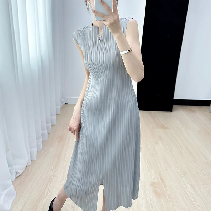 

Женское плиссированное платье миаке, Новинка лета 2023, Молодежное приталенное платье с V-образным вырезом и разрезом, без рукавов