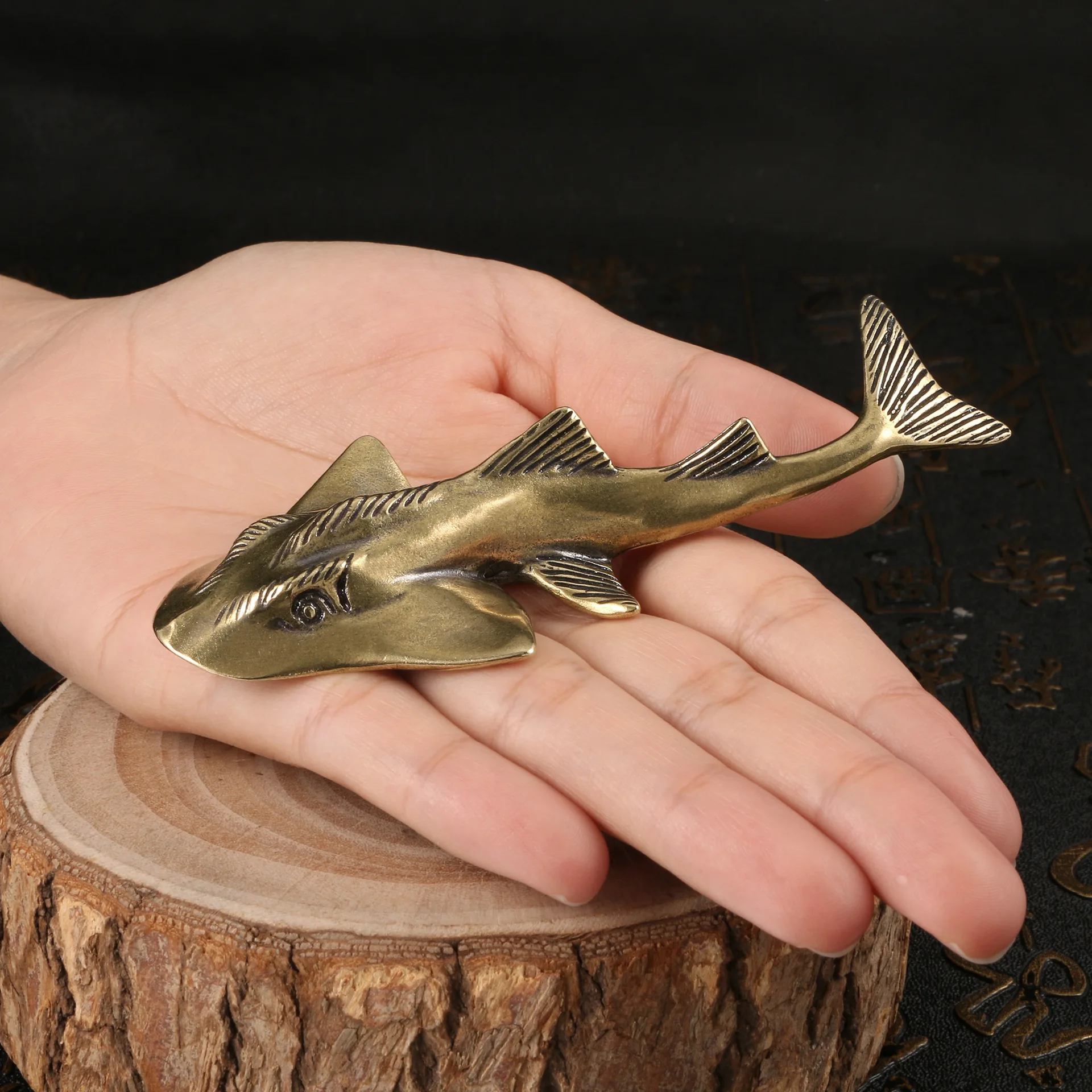 Металлическая фигурка в виде рыбьего боута