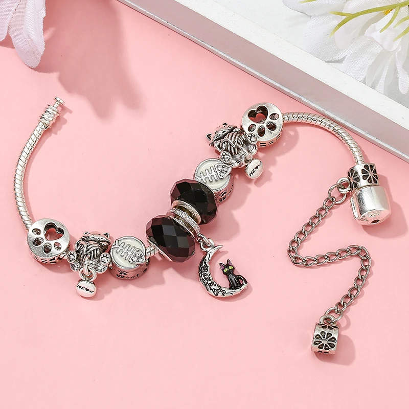 Женский браслет с подвеской в виде сушеных рыбок и кошек