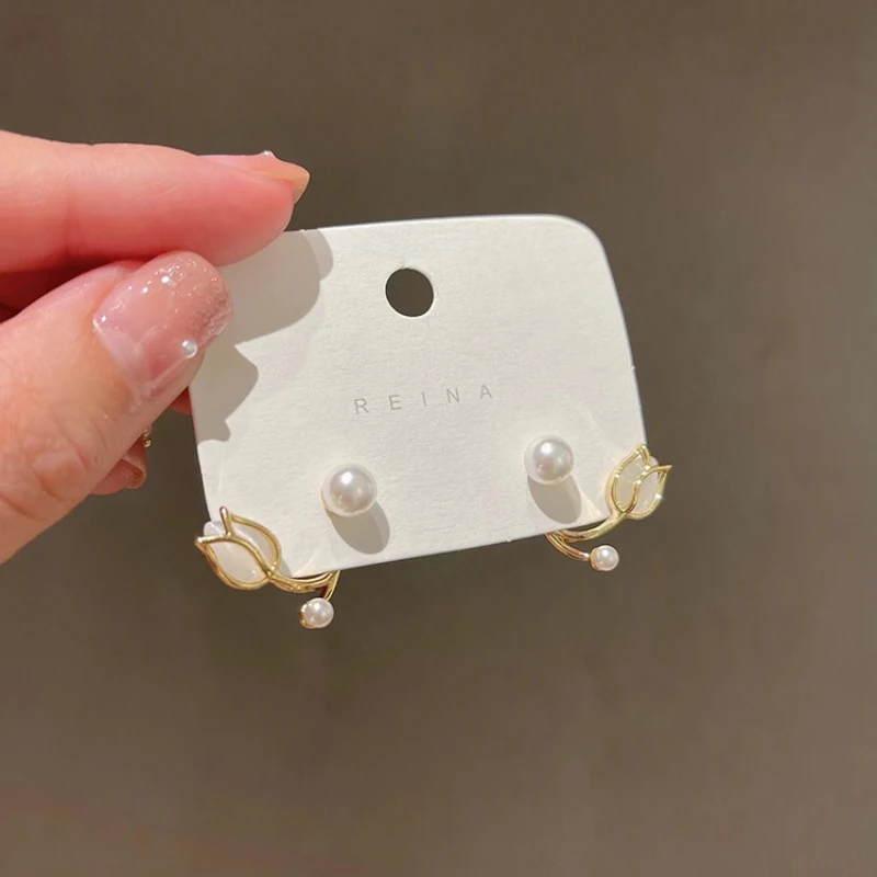 Серьги-гвоздики с имитацией жемчуга кристаллом опала цвет тюльпана изогнутой