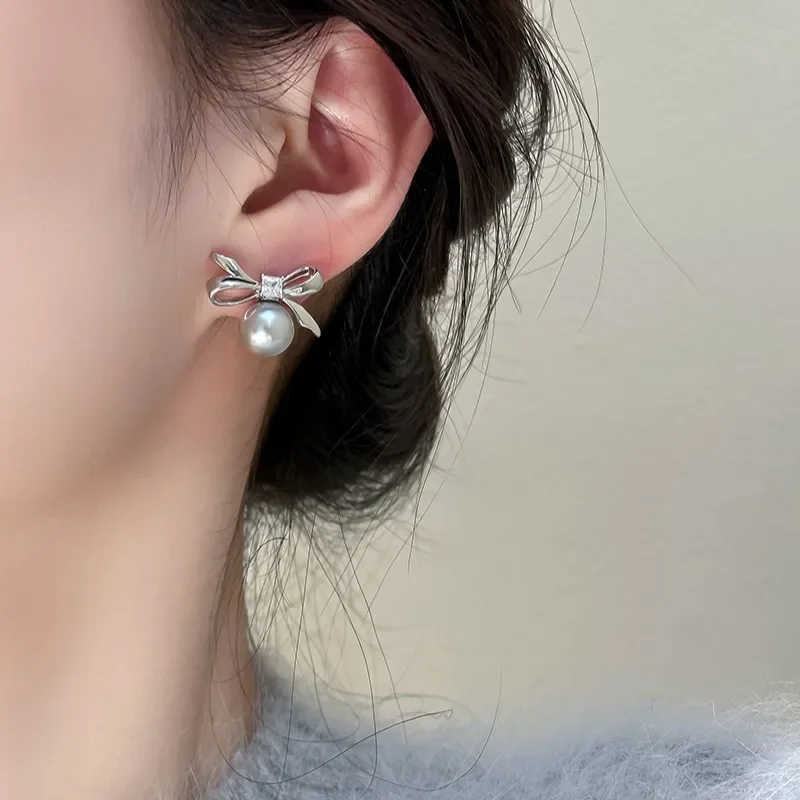 Серьги-гвоздики женские из серебра 925 пробы с жемчугом и цирконом