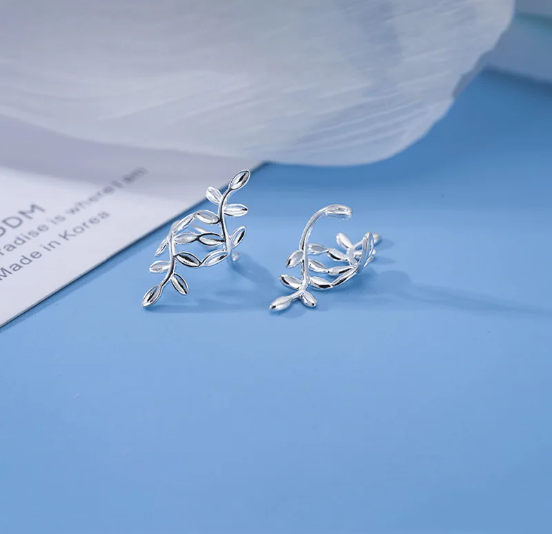 Женские серьги-клипсы в виде листьев серебристого цвета 1 шт.
