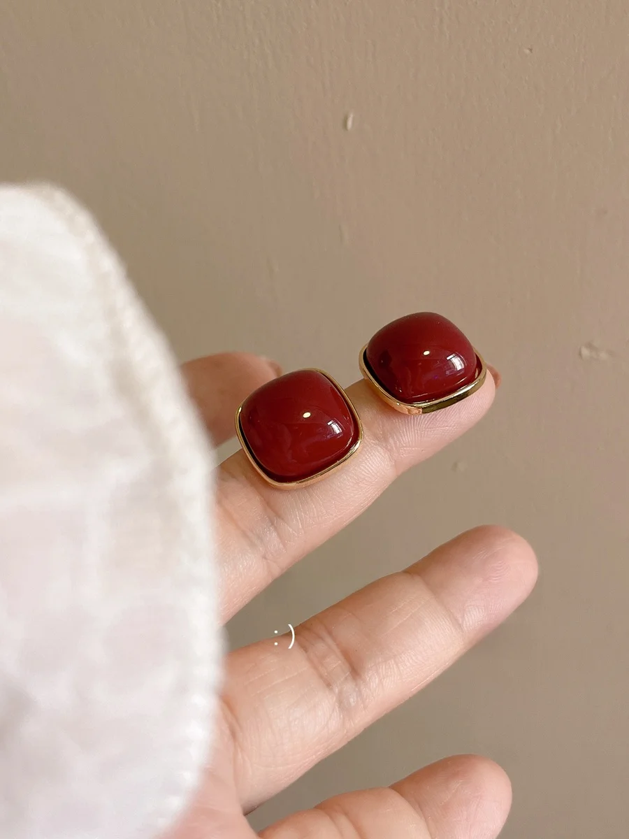 Тихие геометрические квадратные винно-красные серьги Ankela на осень и зиму 925