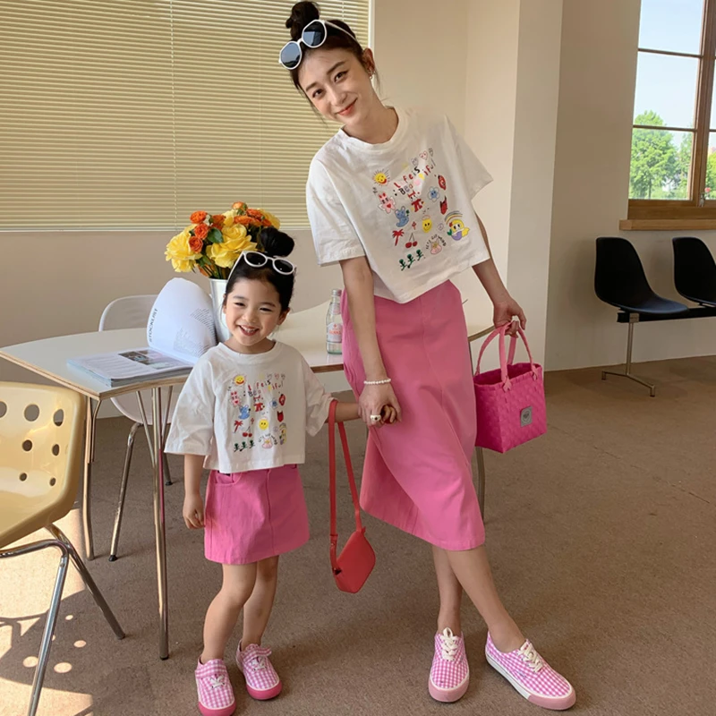 

Летняя одежда для мам и детей, короткая розовая саржевая юбка, милые белые футболки с коротким рукавом с мультяшным рисунком, модная подходящая одежда для родителей и детей
