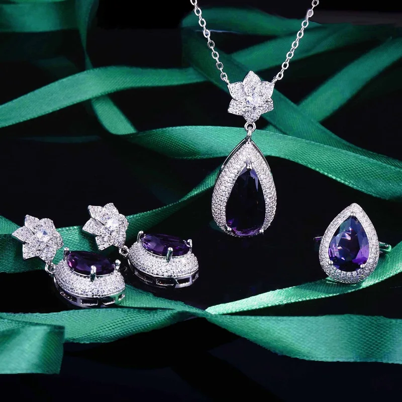 

Комплект из колье, серёг и кольца, из белого золота, 18 карат