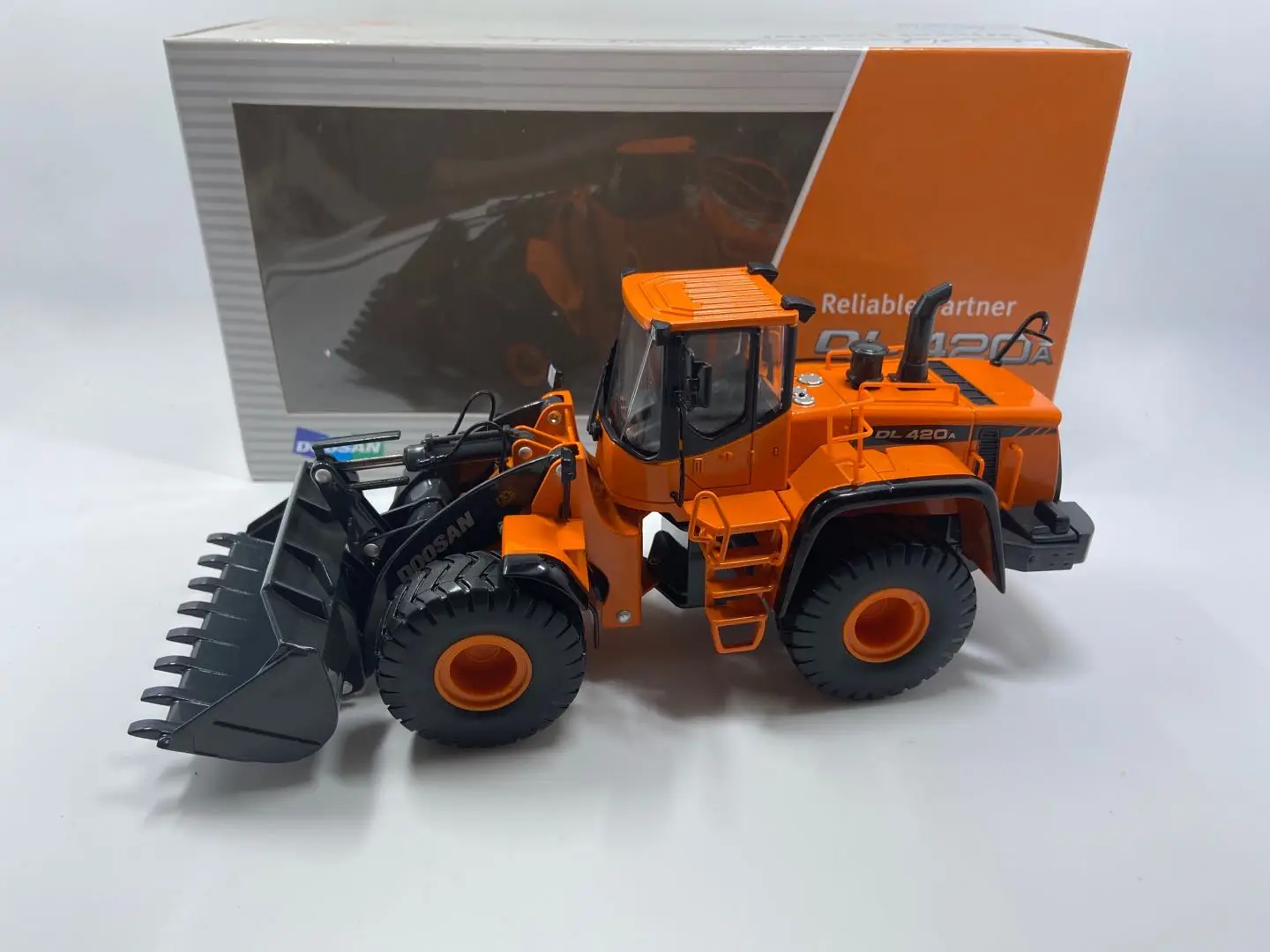 

Коллекция 1/40 года, модель Doosan DL420A с колесом, литая модель, подарок для мальчиков, игрушка