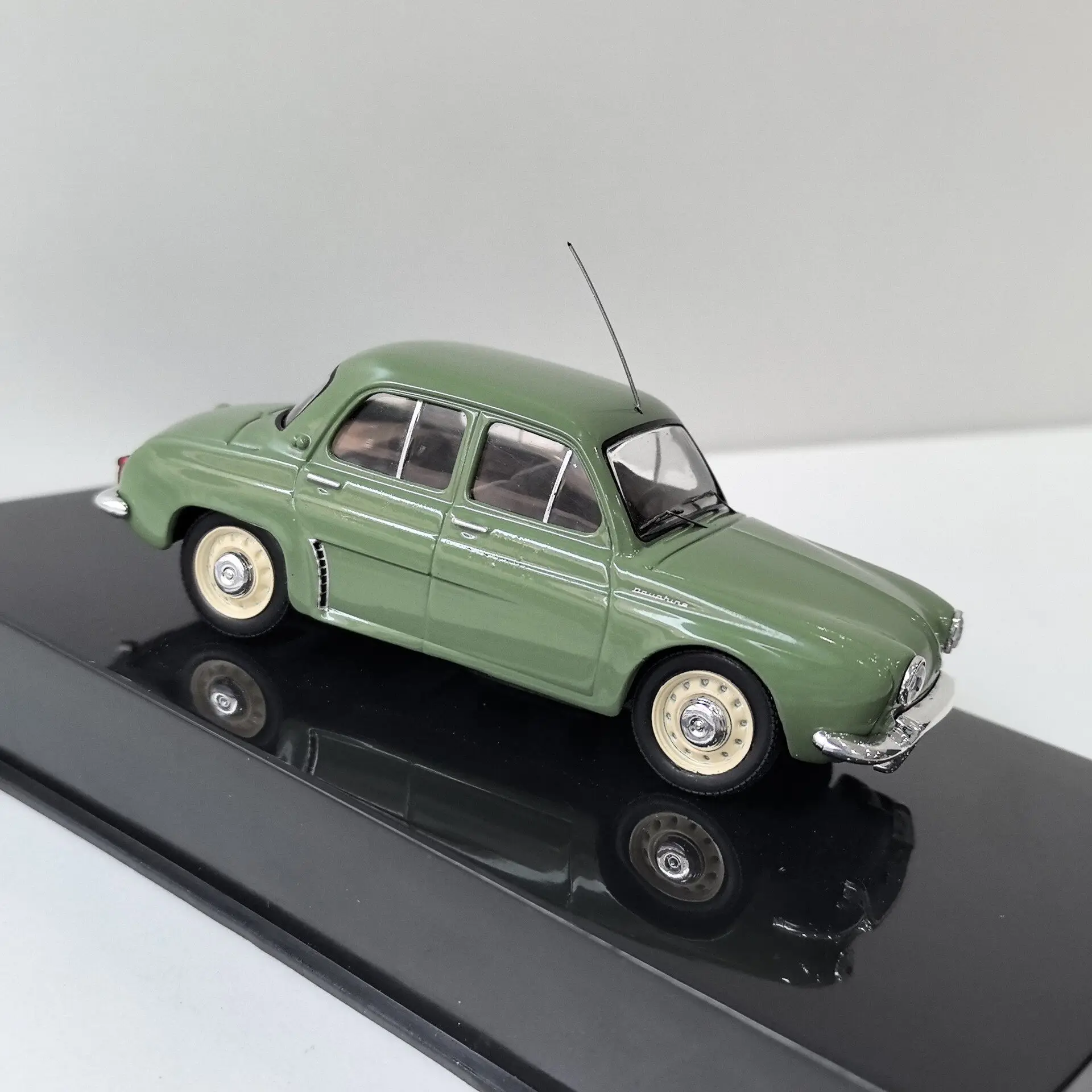 Фото Масштабная модель автомобиля RENAULT DAUPHINE 1961 из литого металла IXO 1/43 №5