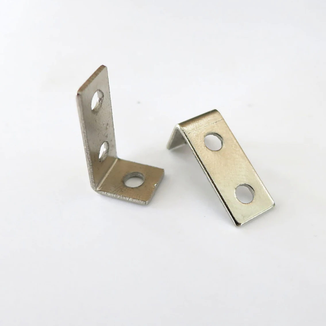 

Угловой железный лист с отверстием 3 мм