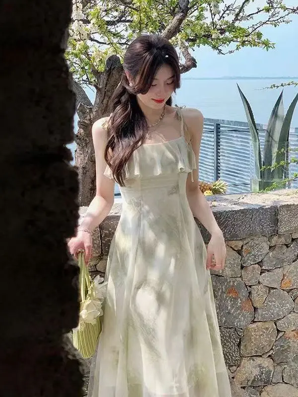 Женское платье на бретельках длинное приталенное без рукавов с оборками и