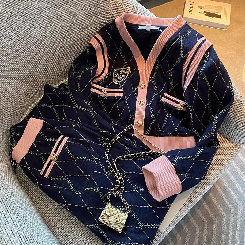 Изящный вязаный костюм во французском стиле мужской и женский весенне-осенний