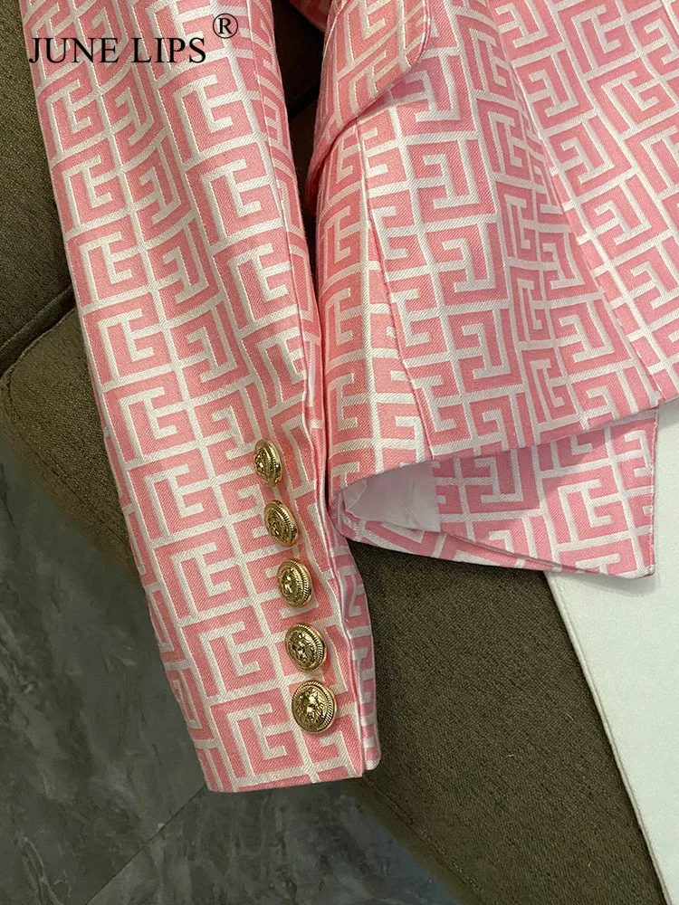 Женский жаккардовый блейзер с монограммой двубортный приталенный розовыми