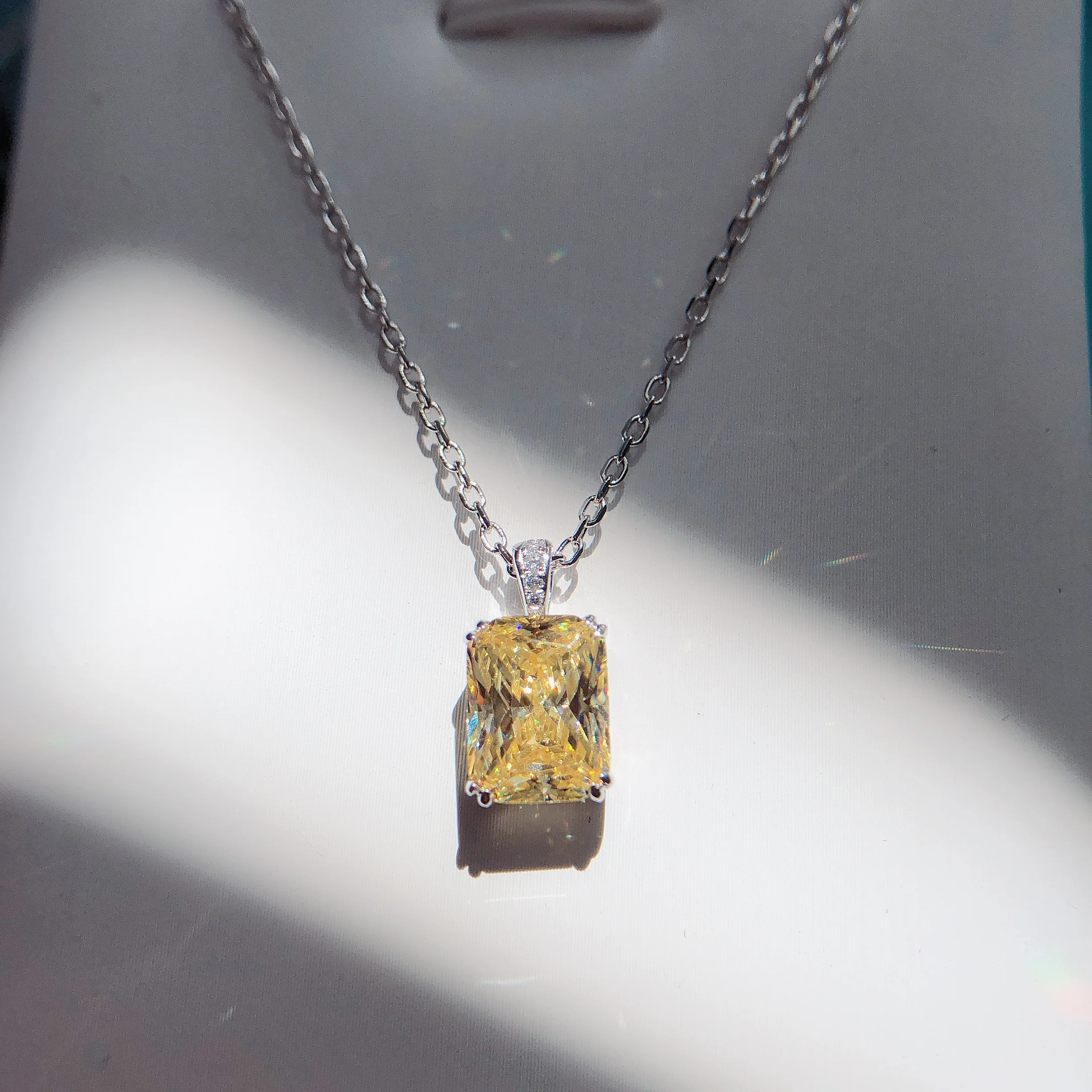 Женское ожерелье с подвеской из белого золота 18 К AU750