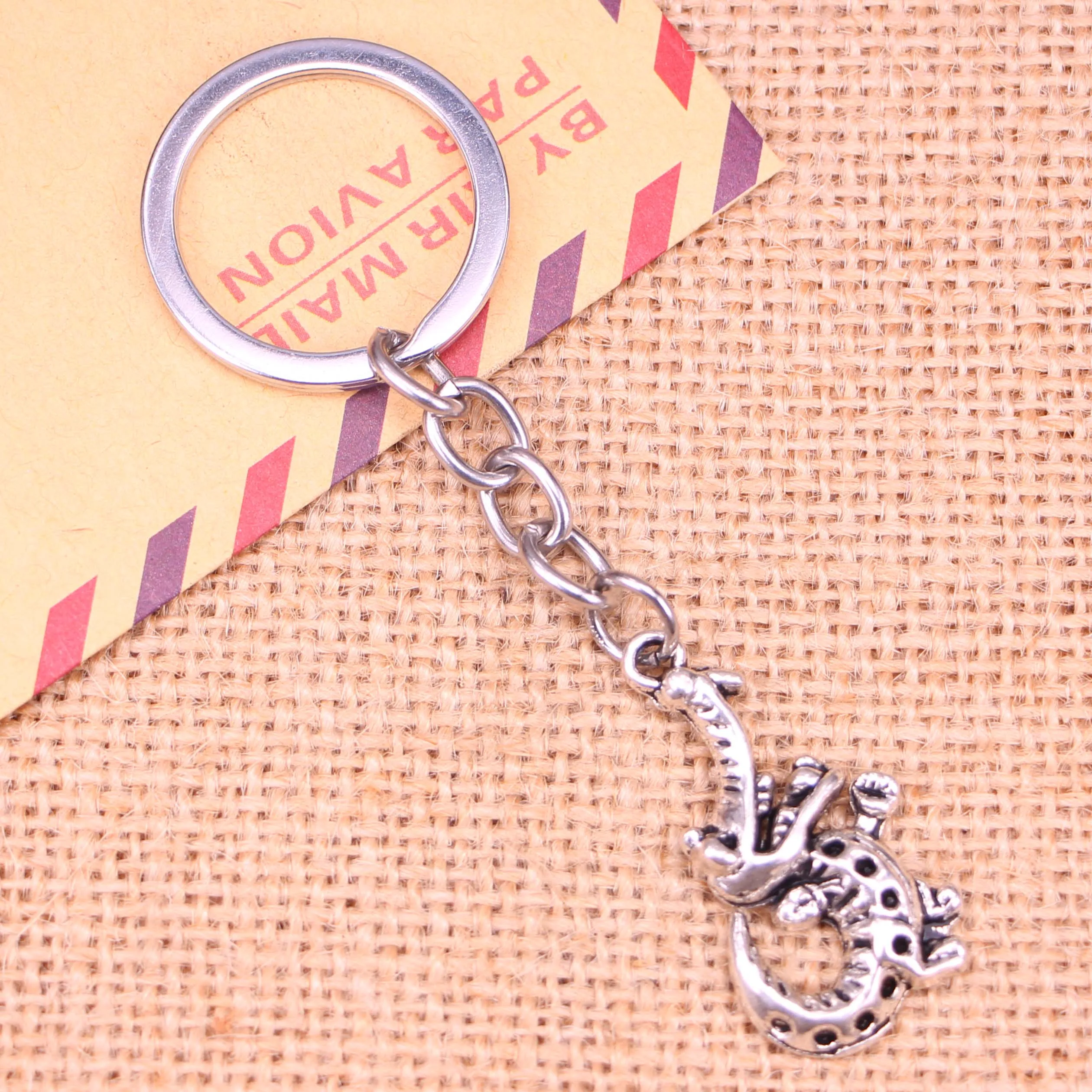 

20pcs New Fashion Keychain 34x18mm alligator crocodile Pendants DIY Men Jewelry Car Key Chain Ring Holder Souvenir For Gift