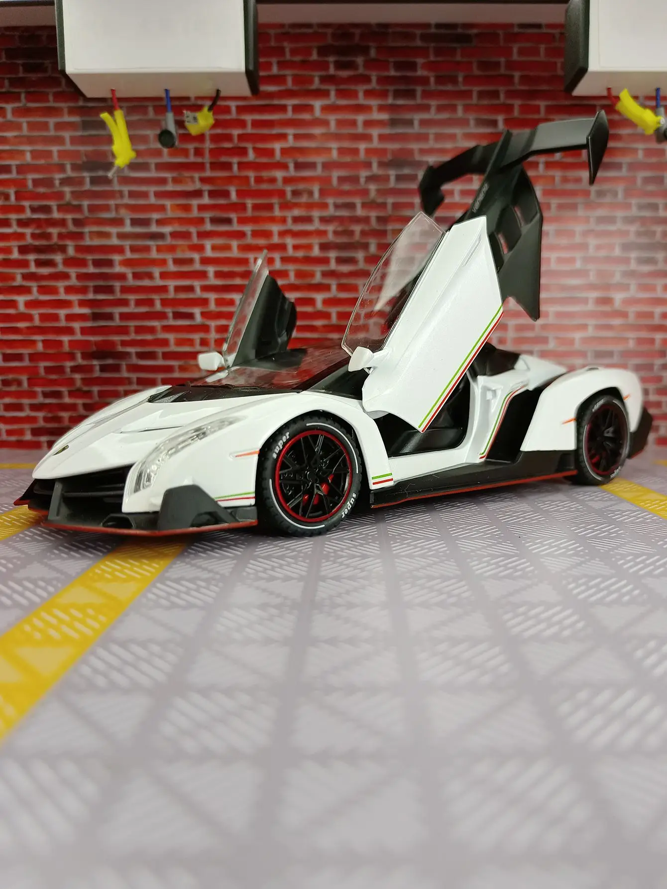 Фото Модель автомобиля Lamborghini Veneno в масштабе 1:24, двери, передний капот и крышка багажника также открываются, хорошее качество. №1