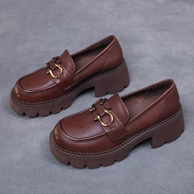 Женские туфли на танкетке из натуральной кожи с круглым носком |