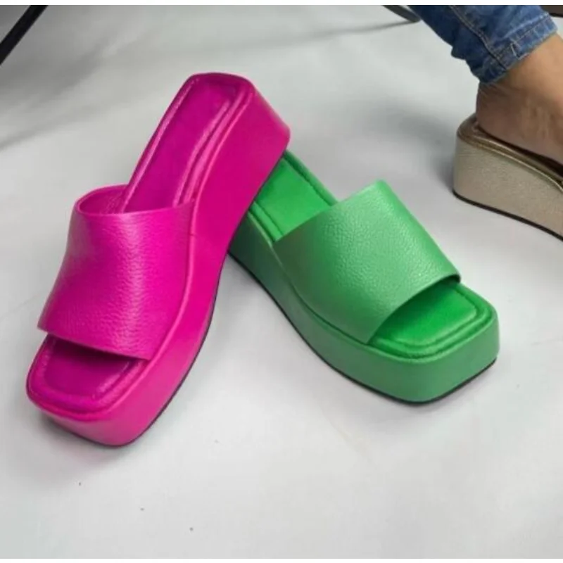 

2023 Women New Square-headed Thick-soled Flat Middle Heel Slippers Women's Large Simple Beach Sandals Versatile Sandals Slippers