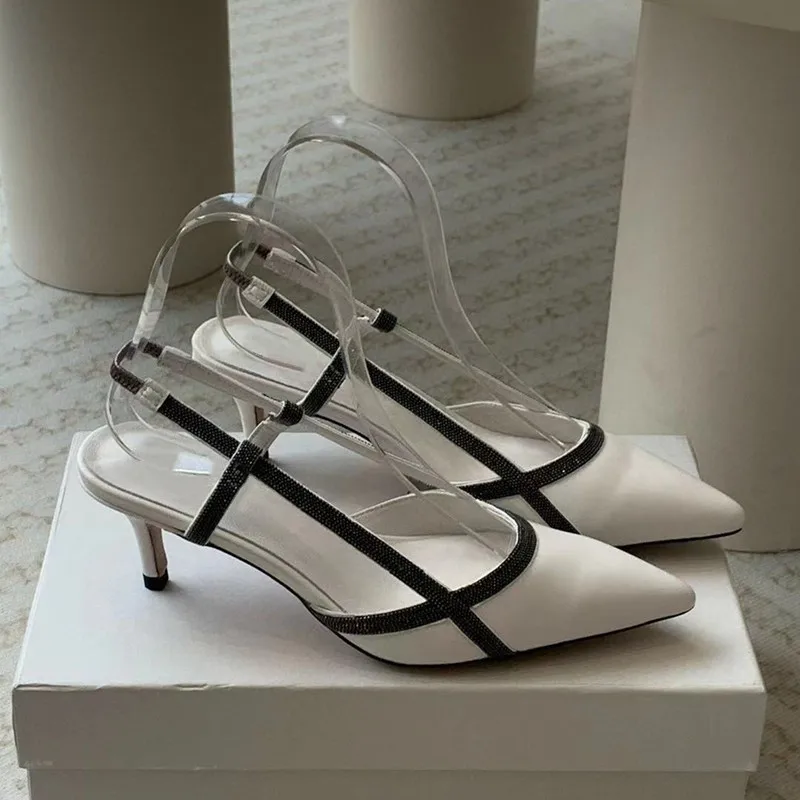 Женские бархатные босоножки из овечьей кожи на среднем каблуке с цепочкой и