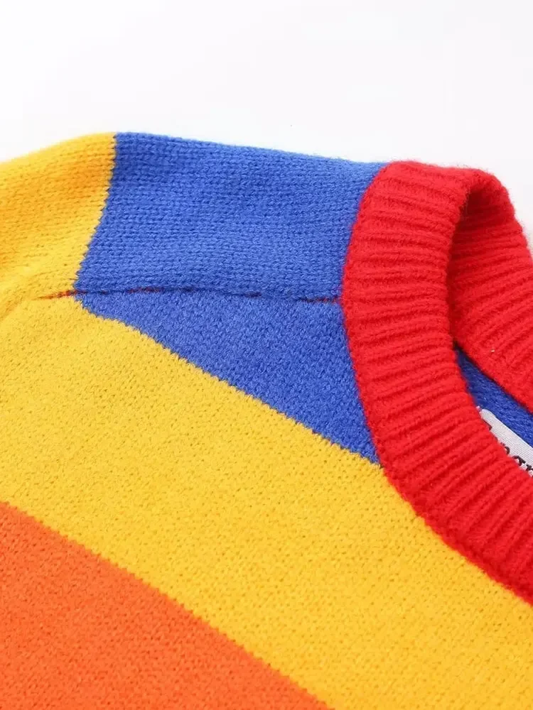 Женский свитер в разноцветную полоску с круглым вырезом