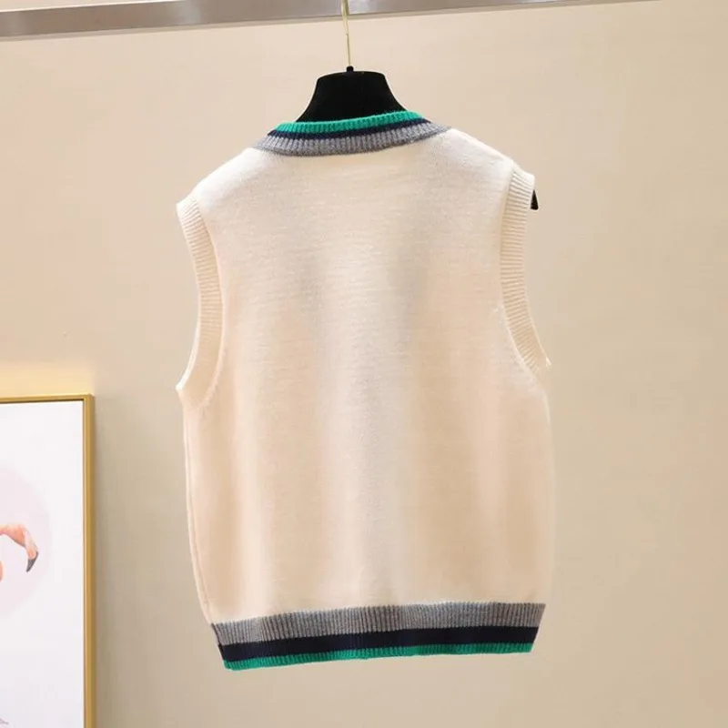 Трикотажный женский кардиган контрастных цветов без рукавов с V-образным вырезом