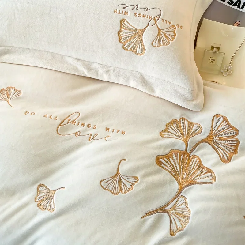 Набор теплого пододеяльника с вышивкой в виде листьев молочного бархата