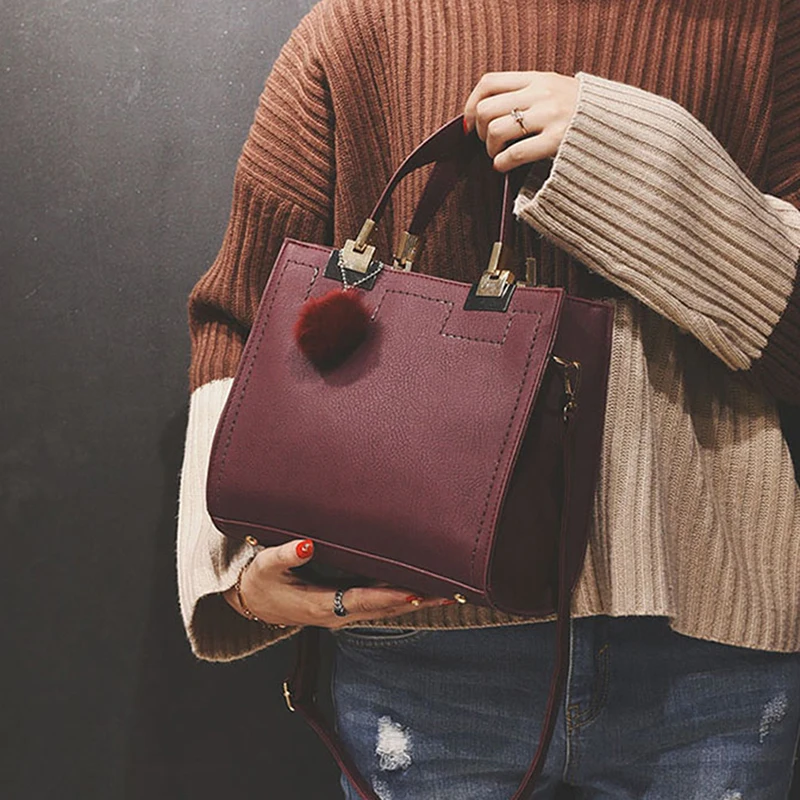 

Сумка-тоут женская из экокожи с меховым помпоном