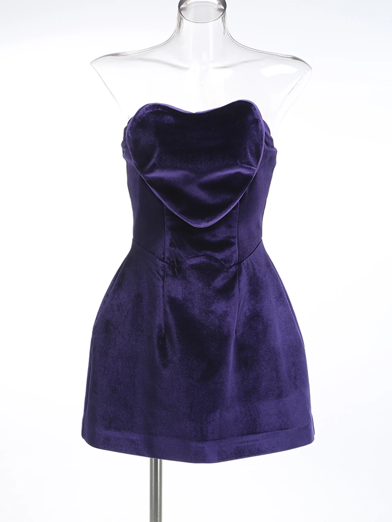 Женское мини-платье без бретелек с открытой спиной